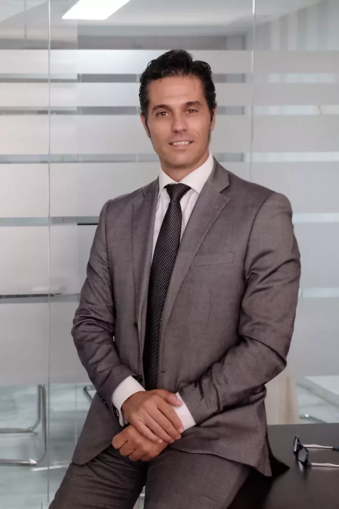 David Cabral Trigo apoyado sobre la mesa de su despacho