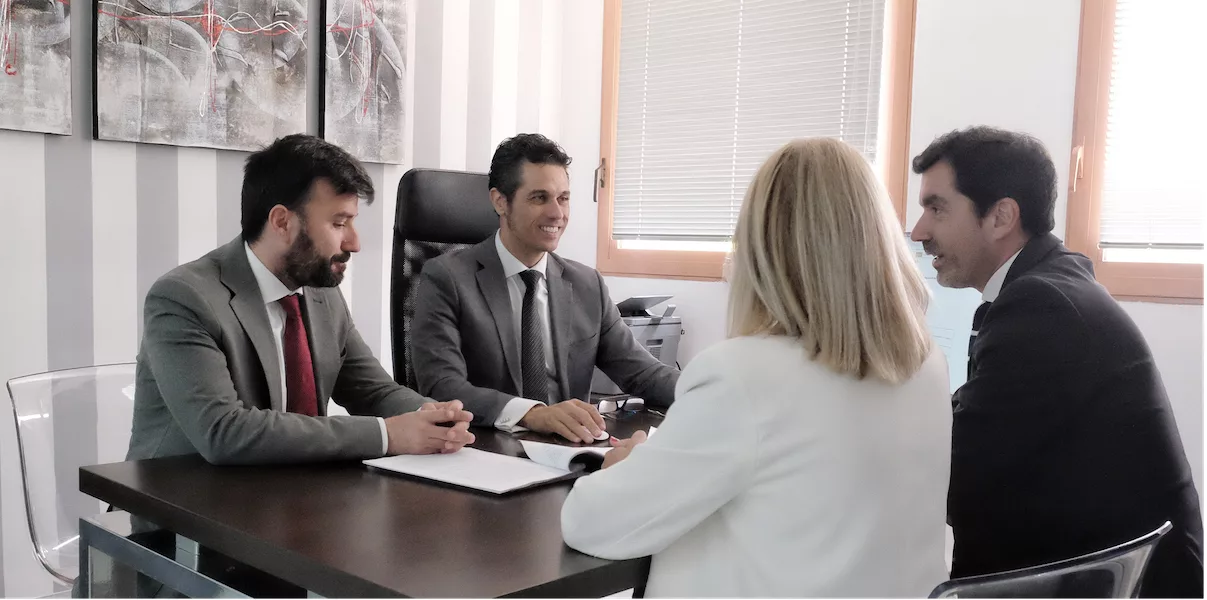 Equipo del despacho de David Cabral Servicios Jurídicos reunidos alrededor de una mesa